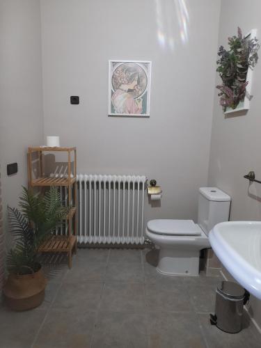米拉韦特埃尔斯坎特雷尔斯住宿加早餐旅馆的浴室配有白色卫生间和盥洗盆。