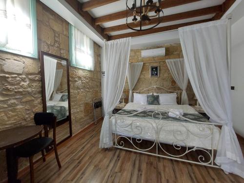 北尼科西亚Hotel Valide Hanim Konak的一间卧室配有一张床、一张桌子和一面镜子