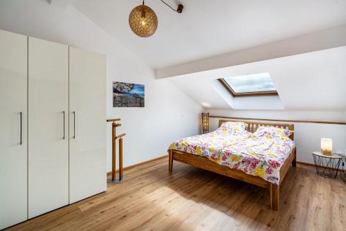 格门德蒂格斯Wohnung am See的一间卧室配有一张床和天窗