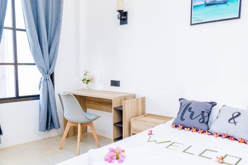 福拉杜岛Ahiva Village的一间小卧室,配有一张床和一张书桌