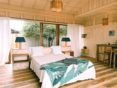 SantʼAnaTribal Green Camp-Private Room 4的卧室配有一张床、一张书桌和窗户。
