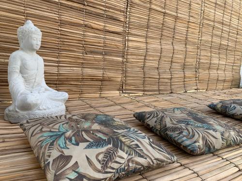 塞拉Suítes Cabanas Coral的一张雕像和两个枕头位于房间地板上