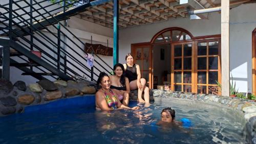 廷戈玛丽亚Casa de campo en contacto con la naturaleza.的一群坐在游泳池中的女人