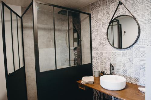 FéronAu charme d'antan的一间带水槽和镜子的浴室