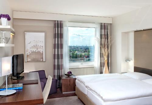 柏林柏林埃斯特酒店的酒店客房设有床和窗户。