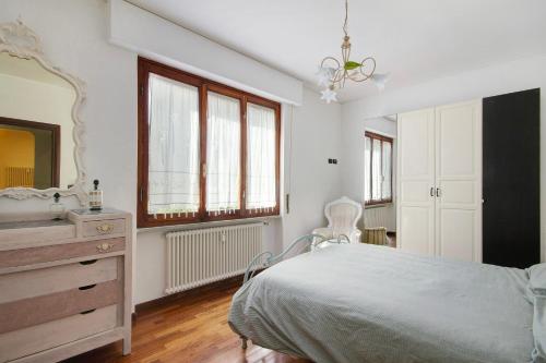 博格利斯科Lo scoglio的一间卧室配有一张床、梳妆台和镜子