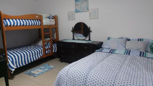 卡哈马卡Departamento en Cajamarca的一间卧室配有两张双层床和镜子