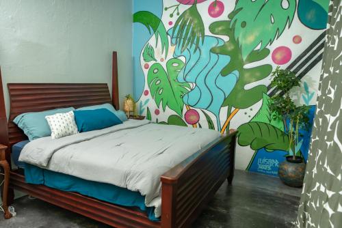 圣胡安Casa Vibe San Juan Great for large groups的一间卧室配有一张壁画床