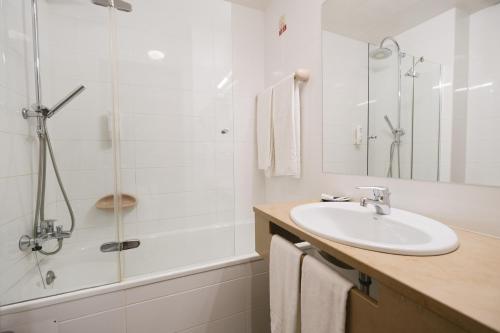 布朗库堡赖尼亚阿米莉亚艺术与休闲酒店的白色的浴室设有水槽和淋浴。