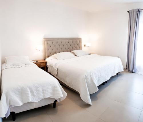 卡法亚特SOMMER Y SOL的卧室内的两张床,配有白色床单和枕头