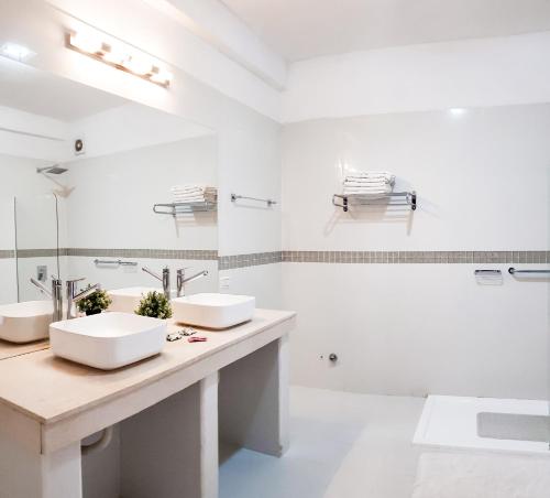 卡法亚特SOMMER Y SOL的白色的浴室设有2个盥洗盆和1个浴缸。