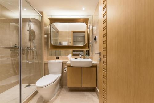 广州广州丽途国际公寓酒店（金融城店）的浴室配有卫生间、盥洗盆和淋浴。