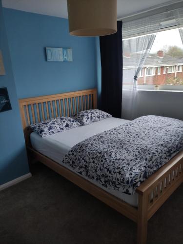 3 bed house in Walsall, perfect for contractors & leisure & free parking客房内的一张或多张床位