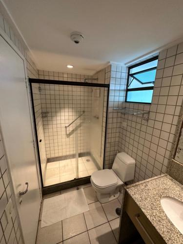 嘎林海斯港Beach class muro alto的带淋浴、卫生间和盥洗盆的浴室