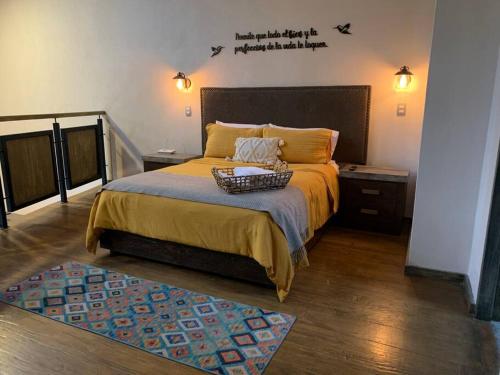 底拉斯卡拉Hermoso Loft en Valquirico, Lofts Frontana.的一间卧室,配有一张带篮子的床