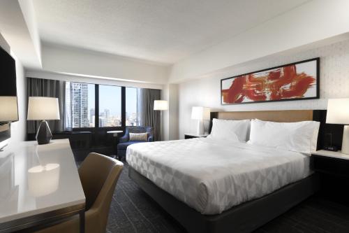 芝加哥Holiday Inn - Chicago Dwtn - Wolf Point, an IHG Hotel的配有一张床和一张书桌的酒店客房