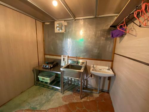 伯恩仓New Famer Hut 2的一间带水槽和镜子的小浴室