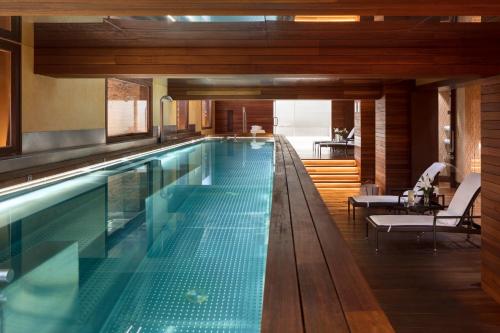 马德里URSO Hotel & Spa, a Small Luxury Hotel of the World的一座大游泳池