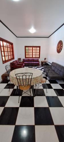 里贝朗普雷托Pousada Villa D' Garden的一间位于 ⁇ 格地板上的房间,配有桌椅