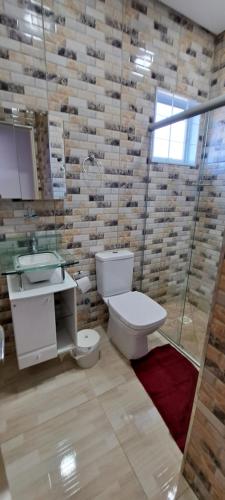 里贝朗普雷托Pousada Villa D' Garden的浴室配有卫生间、盥洗盆和淋浴。