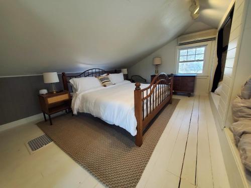 Arnolds Park127 Hwy 71 Main House的一间卧室设有一张大床和一个窗户。