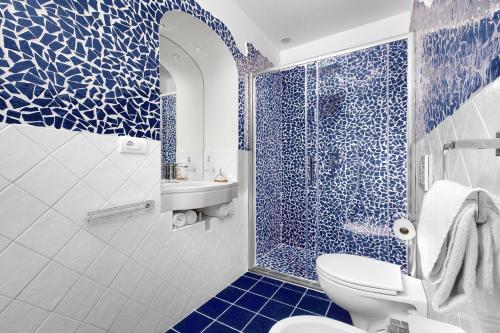 波西塔诺BlueVista Dreamscape Home -Terrace Jacuzzi/Hot Tub的蓝色的浴室设有卫生间和淋浴。