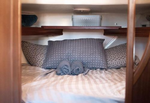 巴尔House boat FreeInDeed的一张床上摆着两双鞋的床