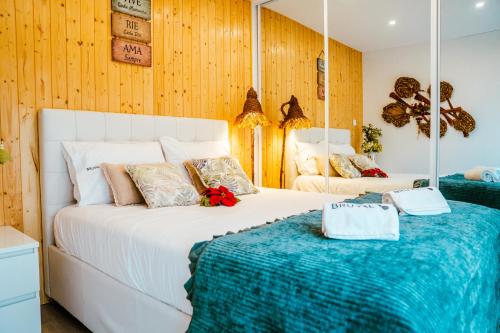 SandimBruval Eco Retreat的一间卧室配有两张床和镜子