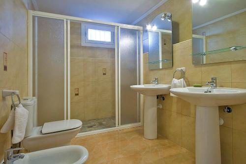 卡尔佩Villa Calalga - PlusHolidays的带淋浴、卫生间和盥洗盆的浴室
