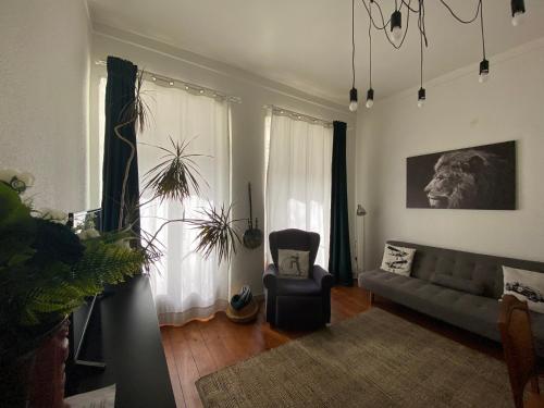 里斯本Casa do Mocho II的客厅配有沙发和椅子