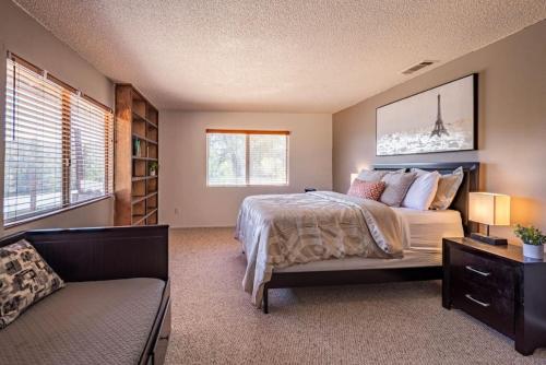 奥克赫斯特Cherry Cottage 15 min from Yosemite South Entrance的一间卧室配有一张床和一张沙发