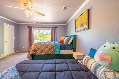 科斯戈尔德Alpine 4 Bedroom Retreat with Hot tub and Pool table的一间卧室配有一张床和一张沙发
