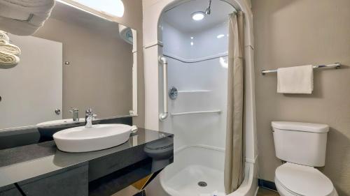 盖洛普盖洛普6号汽车旅馆的浴室配有卫生间、盥洗盆和淋浴。
