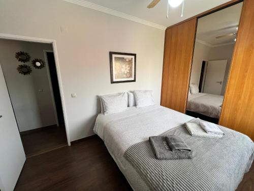 阿莫拉巴老公寓的酒店客房,配有床和镜子
