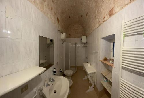 洛科罗通多trulli Annina的白色的浴室设有水槽和卫生间。