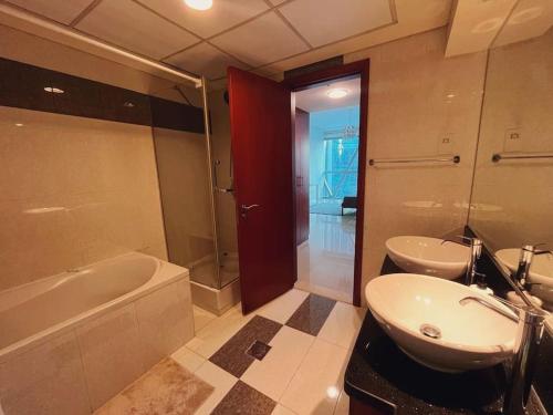 迪拜Newly furnished, spacious and modern 1BR in DIFC的一间带水槽、浴缸和卫生间的浴室