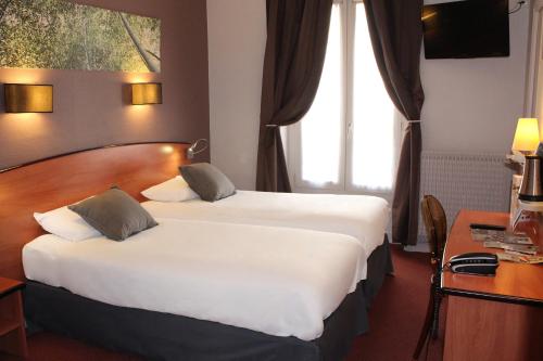 基里亚德意大利格贝林十三酒店客房内的一张或多张床位