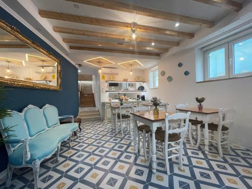 塞图巴尔Baia do Mundo的一间配备有蓝色椅子和桌子的用餐室