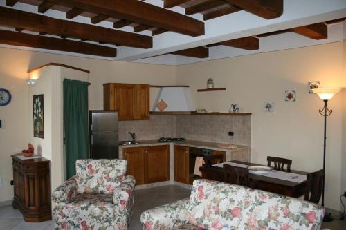 巴尼圣菲利波Casa Vacanze San Francesco的带沙发的客厅和厨房
