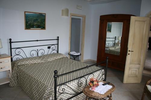 巴尼圣菲利波Casa Vacanze San Francesco的一间卧室配有一张床和镜子
