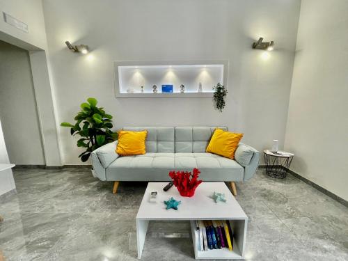 马里迪莫Il Rifugio的客厅配有沙发和桌子