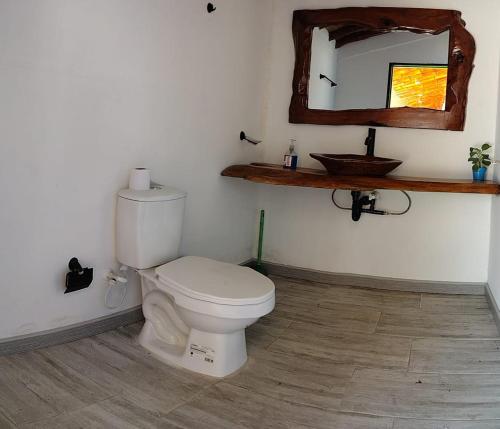 金巴亚FINCA HOTEL LA BONITA BY LA MACORINA的浴室设有卫生间和墙上的镜子。