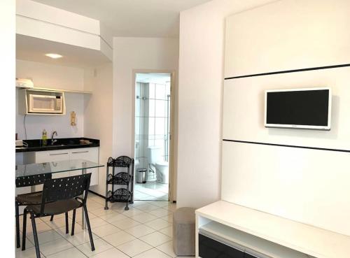 圣路易斯Biarritz temporadalitoranea的厨房配有桌子,墙上配有电视