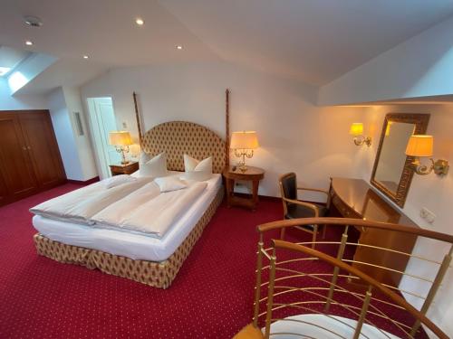 贝里斯泽尔Alpenhof的一间设有大床和楼梯的酒店客房