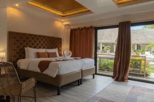 道伊斯The Mayana Resort的一间卧室设有一张大床和一个大窗户