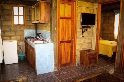 瓦斯卡坎波Casa Rural Santa Maria Regla的一间带水槽的小厨房和一台电视