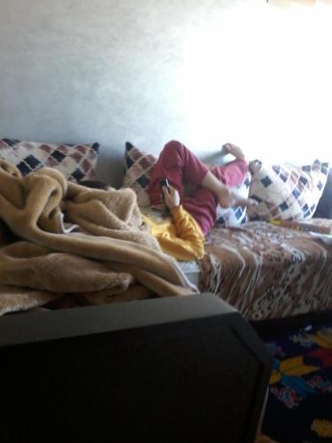 卡萨布兰卡Chambre的一个小女孩躺在毯子底下的床上