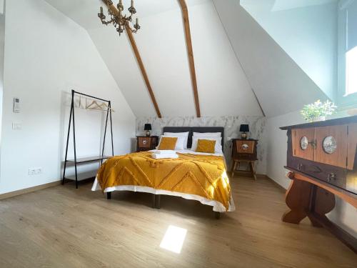 塞图巴尔Baia do Mundo的一间卧室配有一张黄色棉被的床