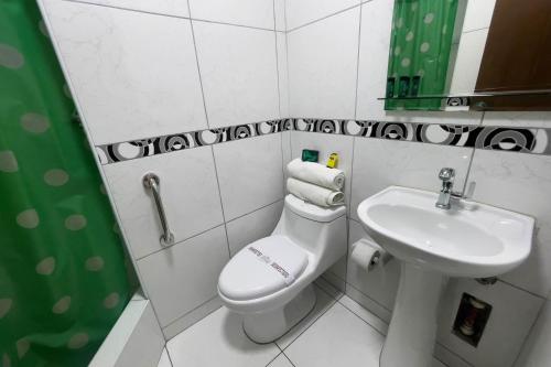 利马Hotel Perú Pacífico的浴室配有白色卫生间和盥洗盆。