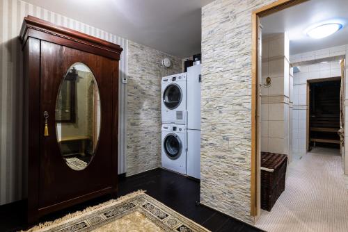 塔林Villa Muusa的隔壁的洗衣房配有洗衣机和烘干机